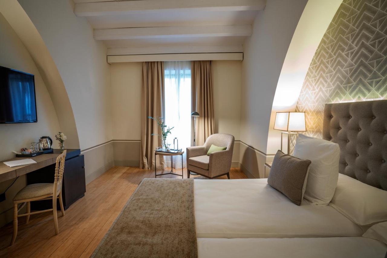 Hospes Palacio De Arenales & Spa Caces Exterior foto A room at the hotel