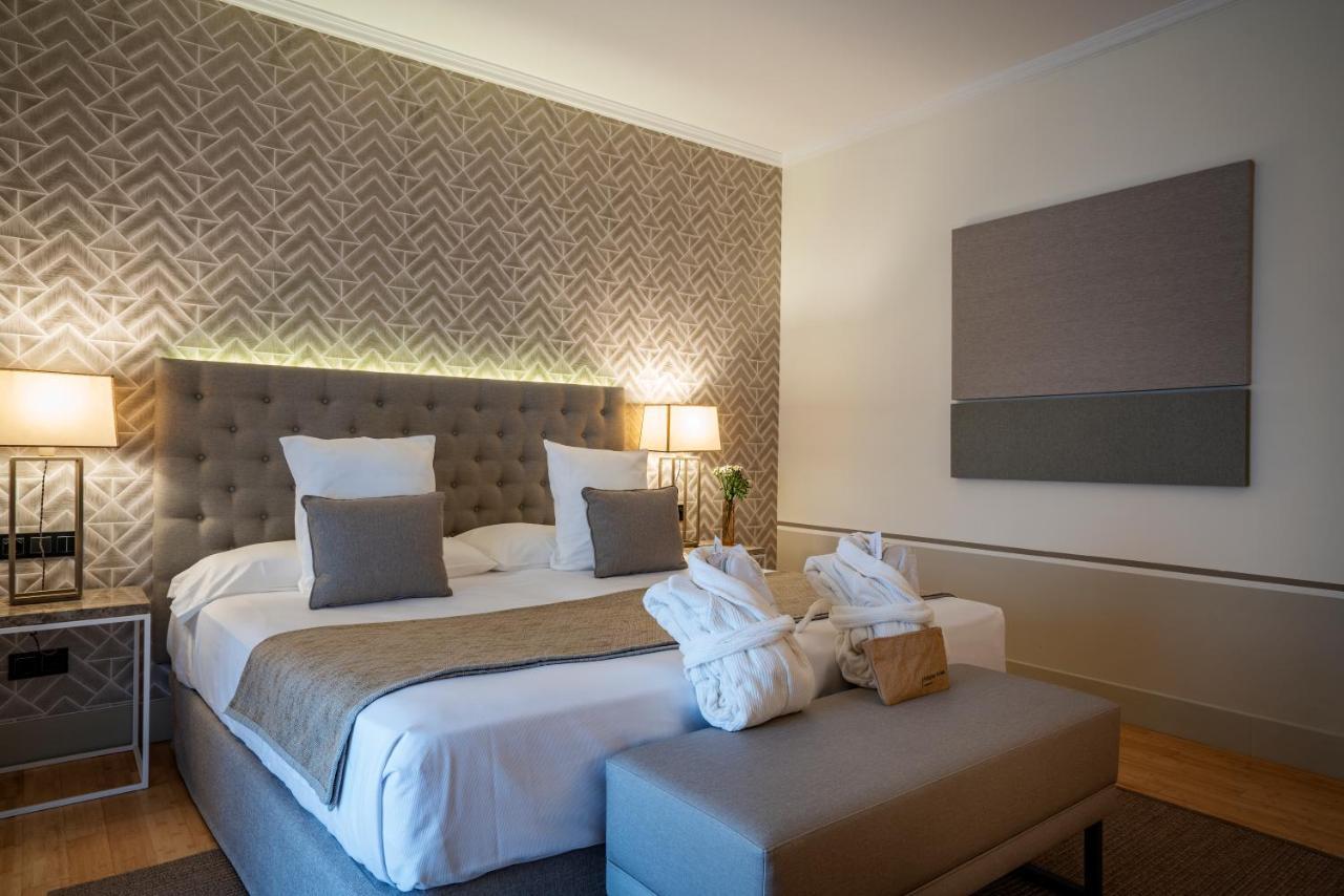 Hospes Palacio De Arenales & Spa Caces Exterior foto A room at the hotel