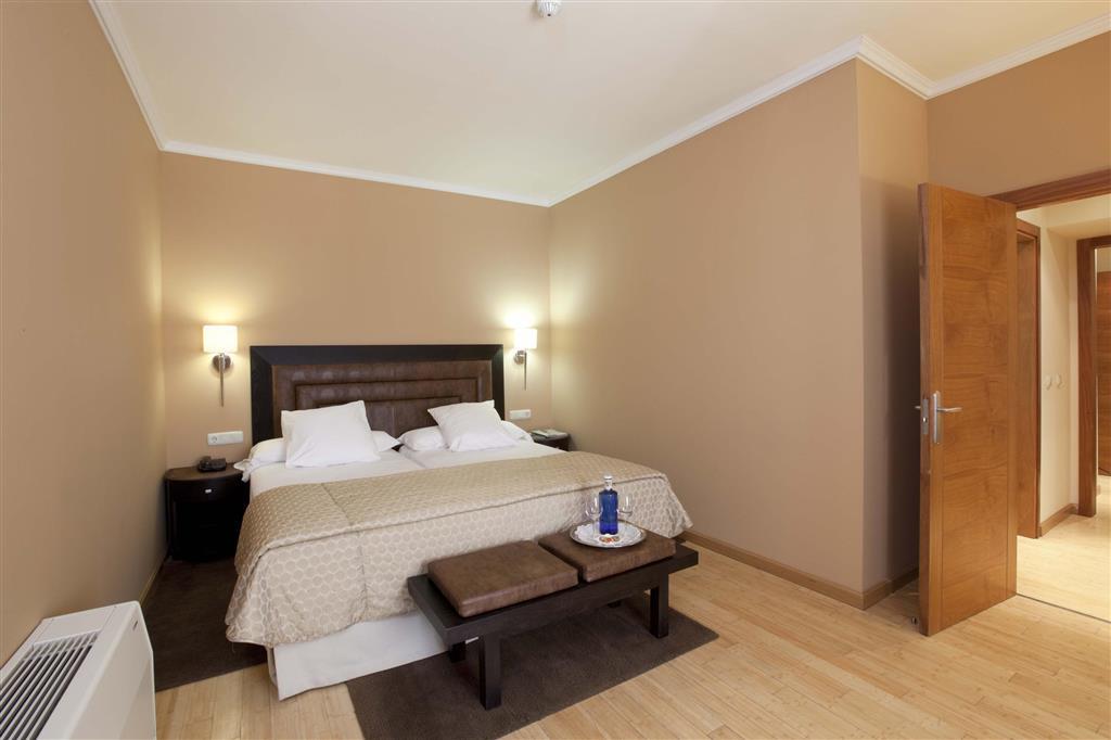 Hospes Palacio De Arenales & Spa Caces Cameră foto A bedroom