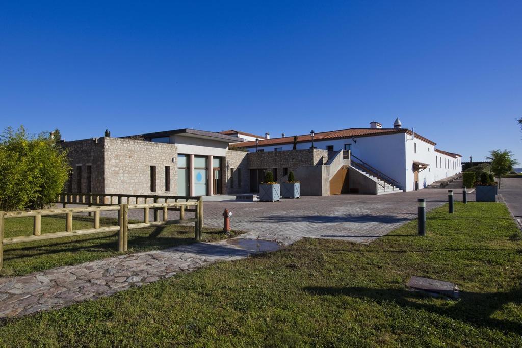 Hospes Palacio De Arenales & Spa Caces Exterior foto The town hall in Saint-Martin-de-Champs