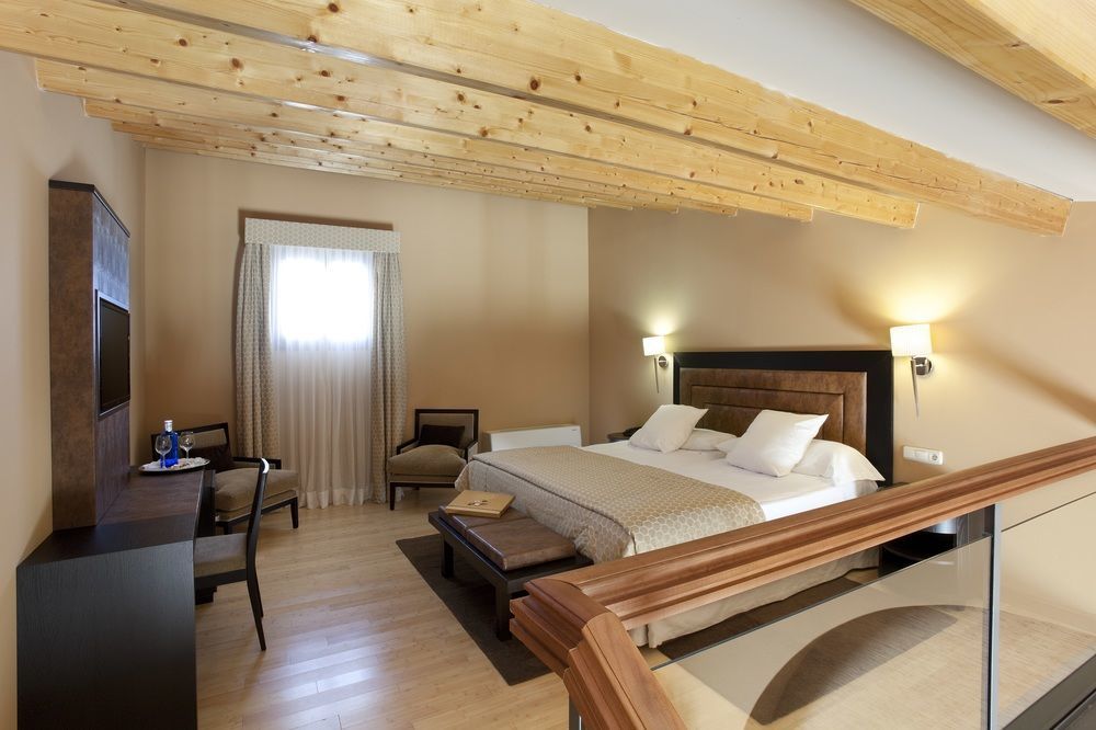 Hospes Palacio De Arenales & Spa Caces Exterior foto A room at the hotel